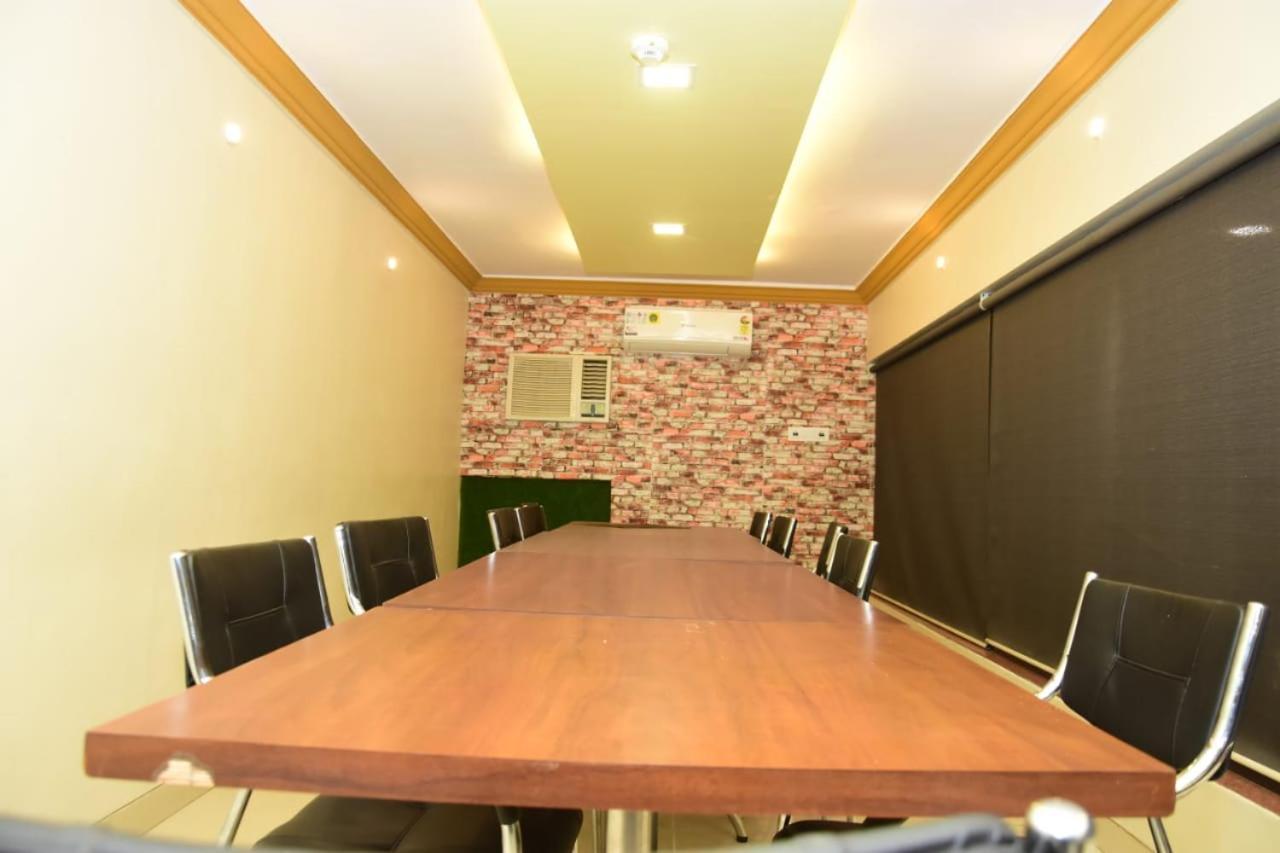 Hotel Shiv International Bhachau Exterior photo